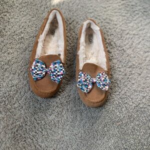 UGG Kids Tan Slippers with Multicolor Bow